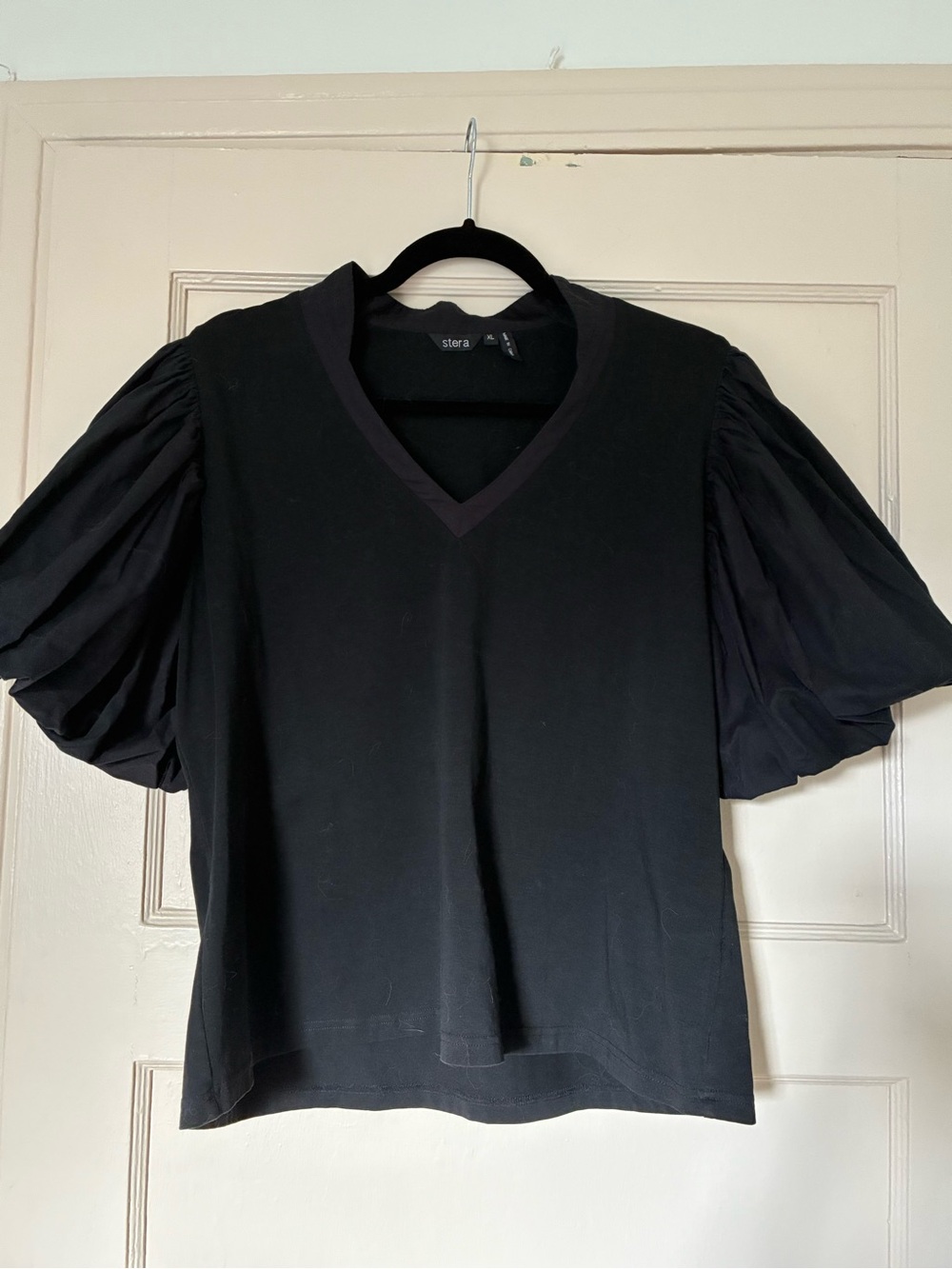 Støra Black V-Neck Puff Sleeve Blouse